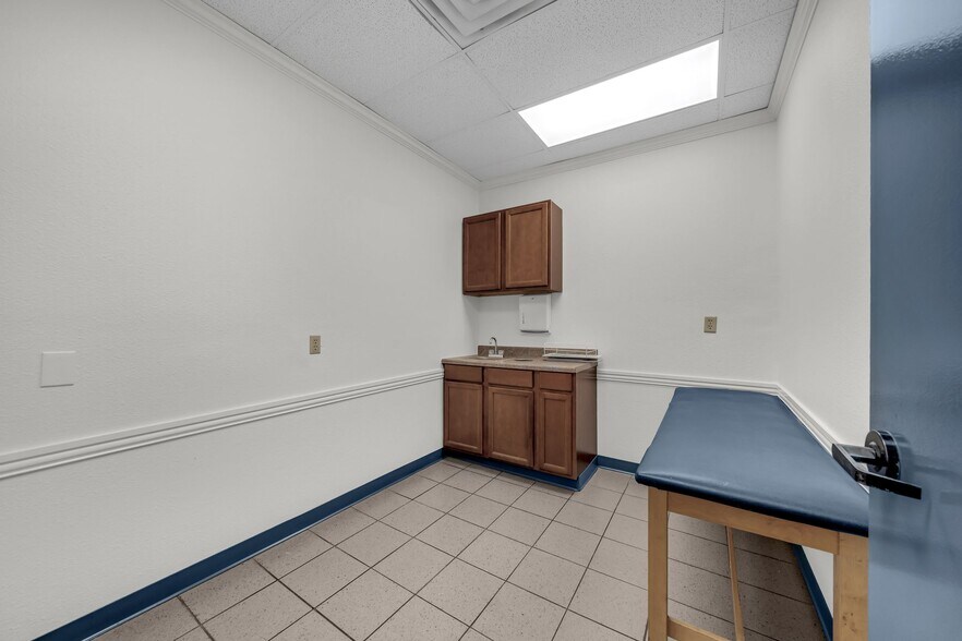 More Photos Of 9991 Marsh Ln, Dallas Medical For Sale