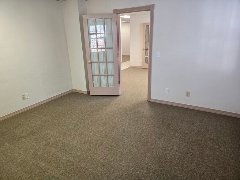 More Photos Of 318 W Highland St, Shawnee Office For Sale