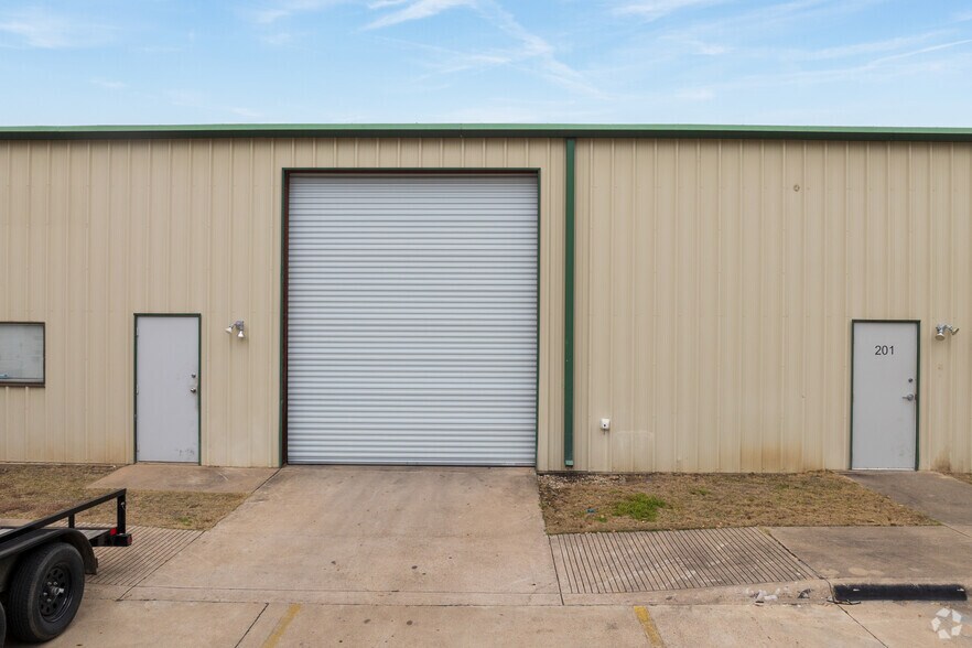 More Photos Of 1834 Ferguson Ln, Austin Unknown For Lease