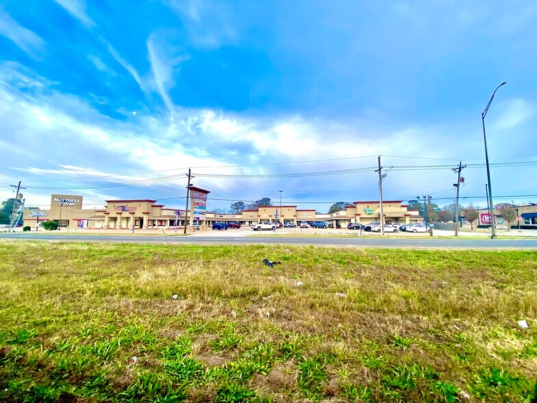 Primary Photo Of 3500-3536 FM 365, Nederland Unknown For Lease