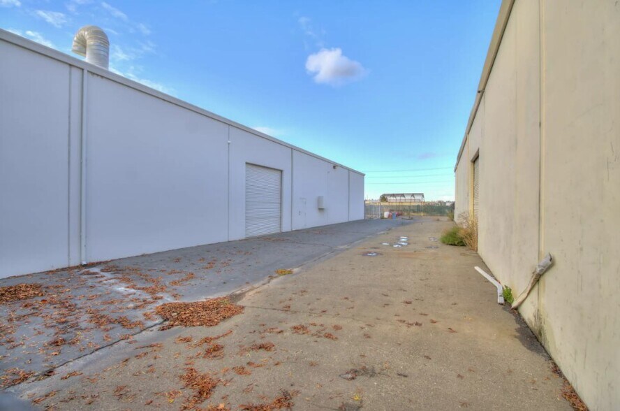 More Photos Of 8535 Morrison Creek Rd, Sacramento Showroom For Lease