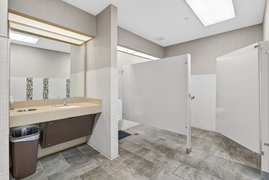 More Photos Of 9605 Schmidt Lake Rd, Plymouth Office Residential For Lease