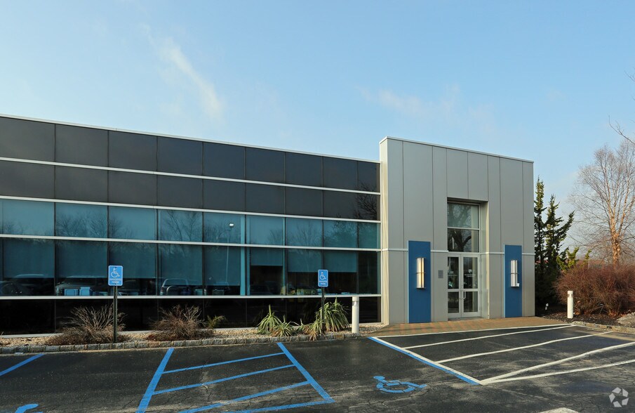 More Photos Of 100 Sunnyside Blvd, Woodbury Office For Lease