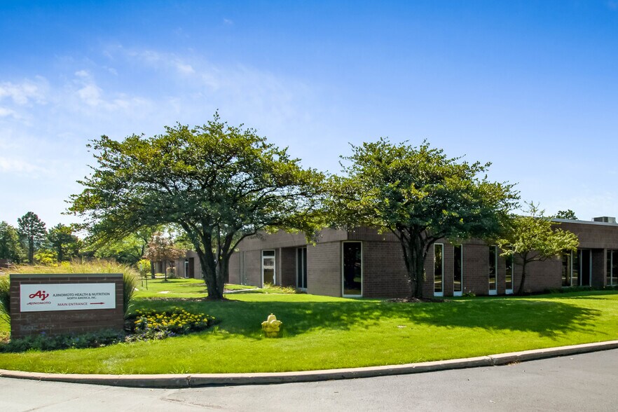 More Photos Of 250 E Devon Ave, Itasca Office For Sale