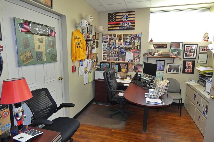 More Photos Of 10 W Main St, Lancaster Flex For Lease