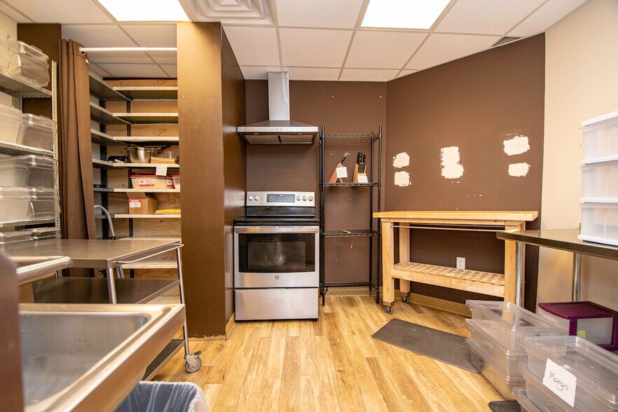 More Photos Of 904 Water St, Peterborough Freestanding For Lease