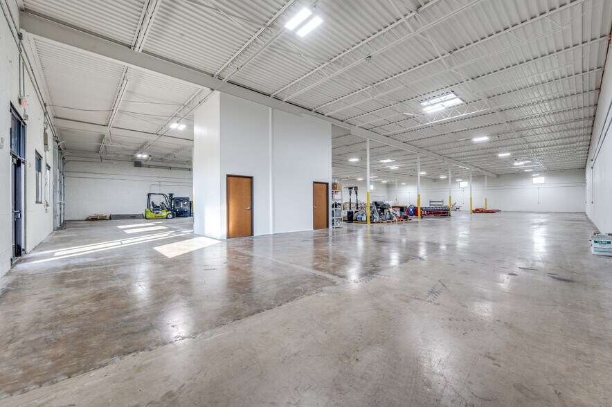 More Photos Of 2977 Congressman Ln, Dallas Distribution For Sale