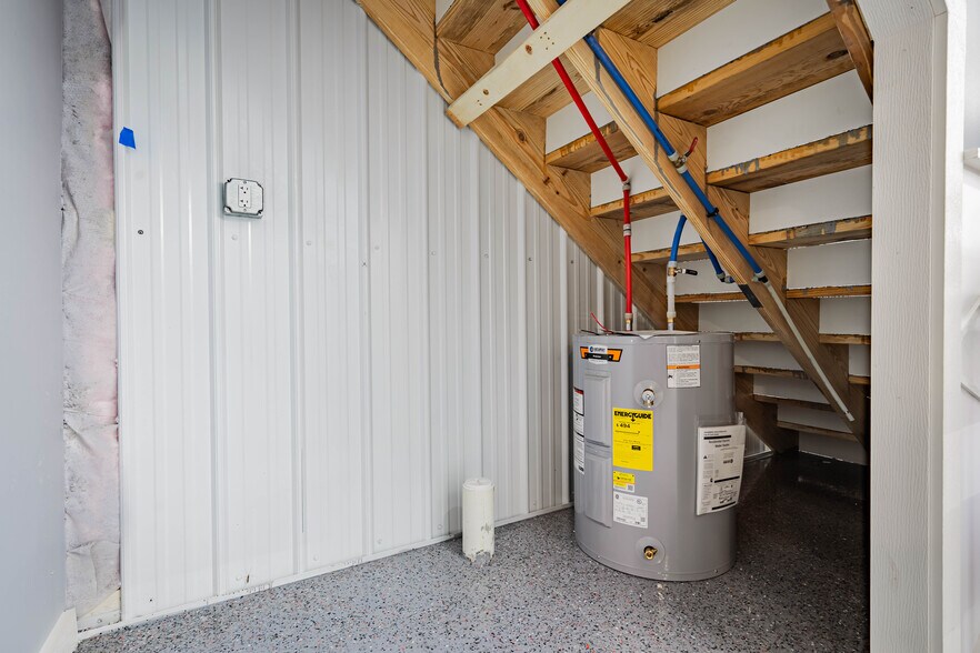 More Photos Of 100 Man Cave, Sunrise Beach Self Storage For Sale