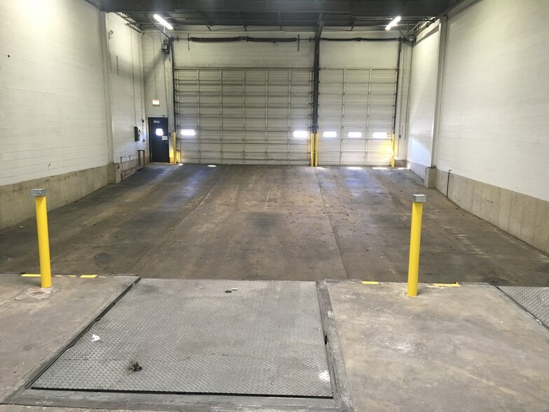 More Photos Of 1001 Entry Dr, Bensenville Warehouse For Lease