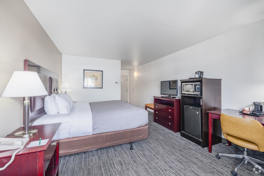 More Photos Of 101 128th St SE, Everett Hotel For Sale