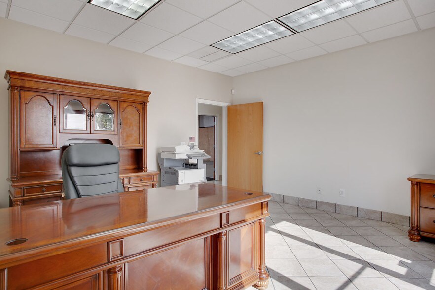 More Photos Of 138 Coremark Ct, Bakersfield Service For Lease