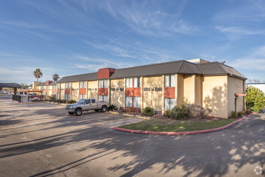 More Photos Of 889 W Bay Area Blvd, Webster Hotel For Sale