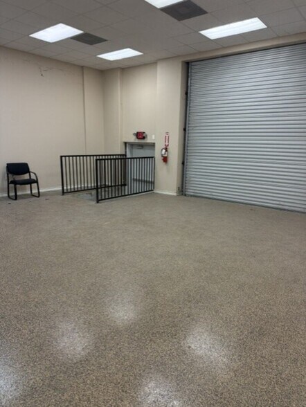 More Photos Of 2915 S Sam Houston Pky E, Houston Unknown For Lease