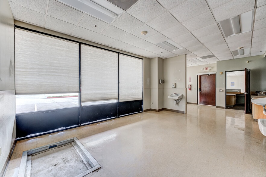 More Photos Of 324 Fm-1960 Rd, Houston General Retail For Sale