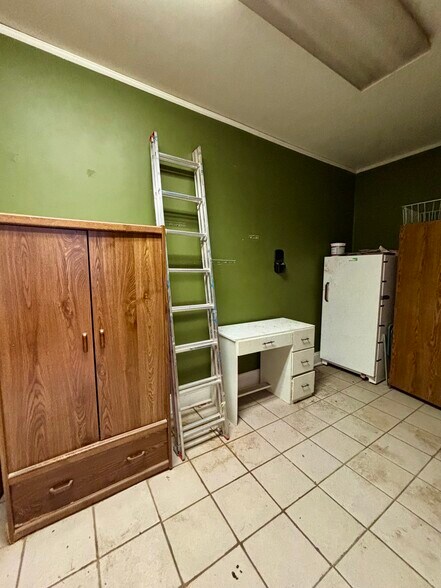 More Photos Of 221 W Washington St, Marquette Flex For Sale