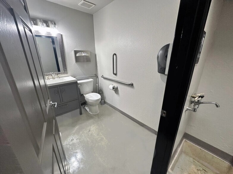 More Photos Of 5957 W Northern Ave, Glendale Unknown For Lease