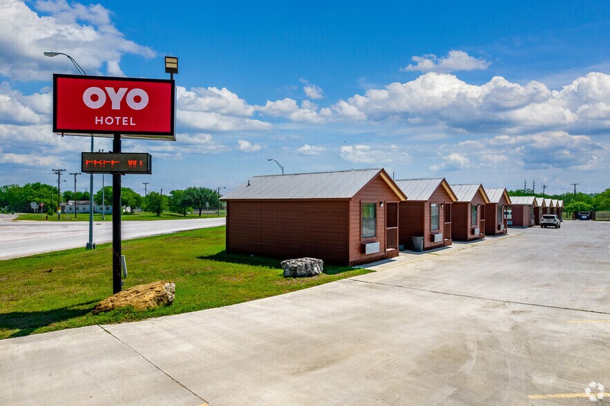 Primary Photo Of 108 E State Highway 72, Kenedy Hotel For Sale