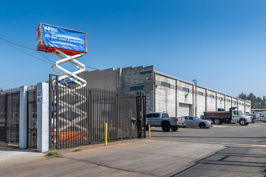 More Photos Of 10232-10234 Glenoaks Blvd, Pacoima Warehouse For Sale