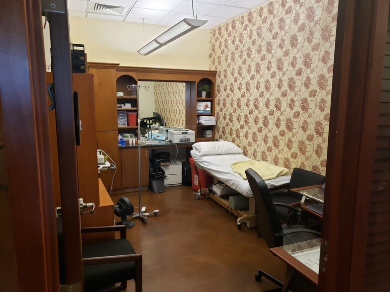 More Photos Of 7525 S Union Park Ave, Sandy Bank For Sale