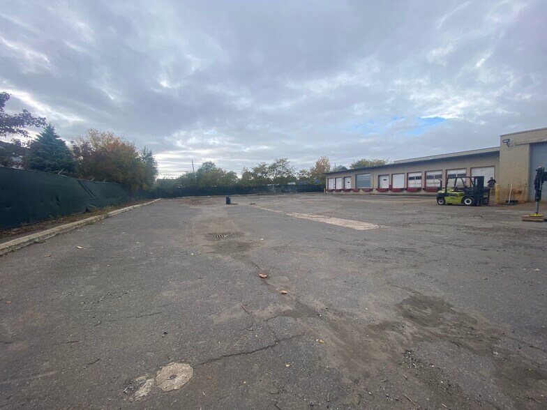 More Photos Of 22 Spence St, Bay Shore Distribution For Lease