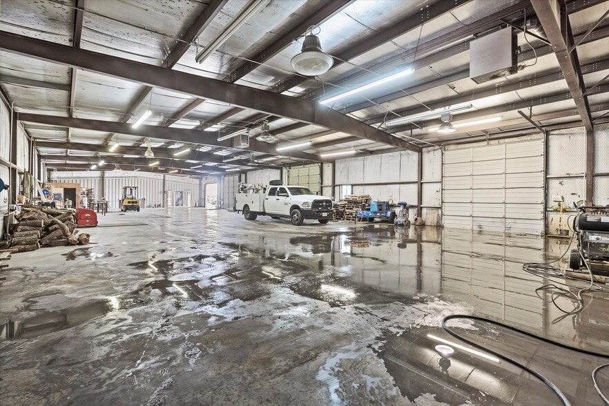 More Photos Of 2305 N Main St, Cleburne Flex For Sale