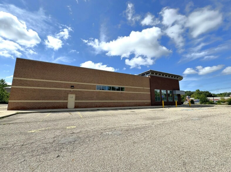 More Photos Of 5751 Clarkston Rd, Village of Clarkston Drugstore For Lease