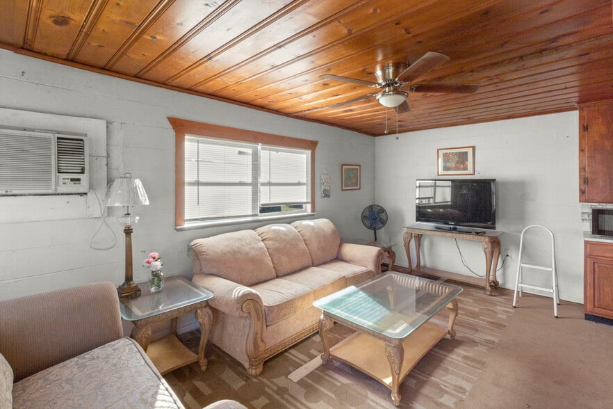 More Photos Of 6808 Lake Griffin Rd, Lady Lake Hotel For Sale