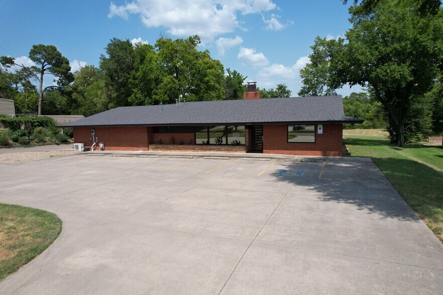 Primary Photo Of 614 Oak Ave, Sulphur Springs Office For Sale