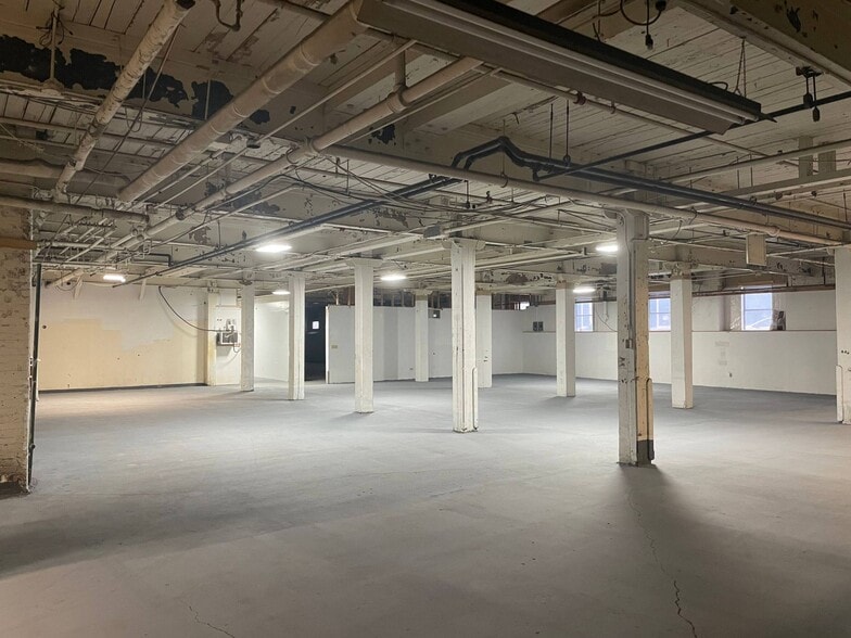 More Photos Of 100 Grand St, Worcester Warehouse For Lease