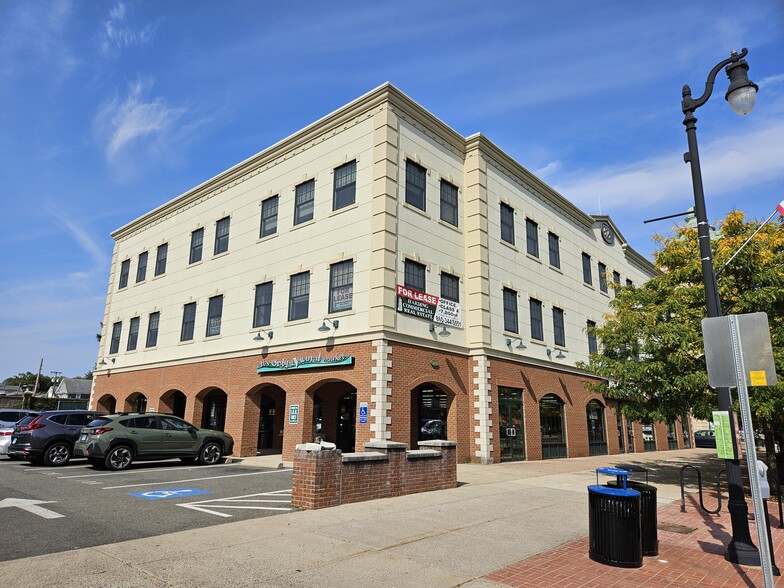 Primary Photo Of 575 Main St, Middletown Medical For Sale