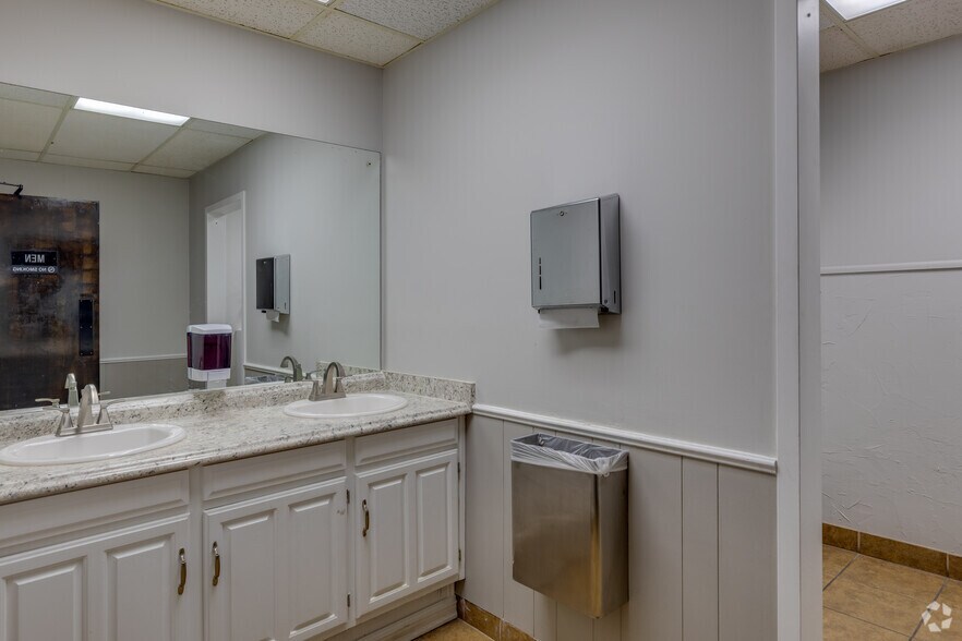 More Photos Of 4815-4821 S Sheridan Rd, Tulsa Unknown For Lease