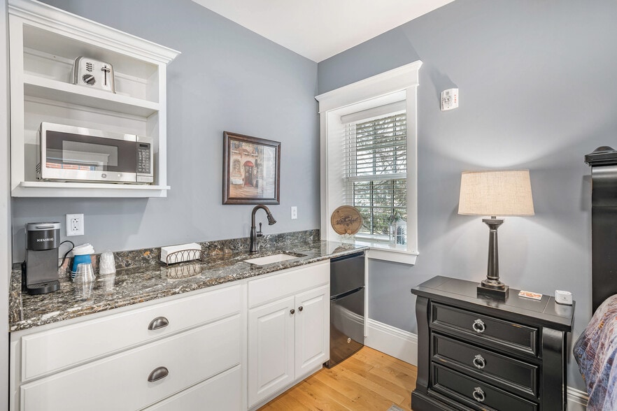 More Photos Of 208-210 Wharf St, Hermann Hospitality For Sale