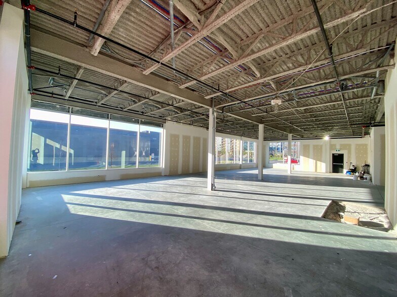 More Photos Of 794 Boul Du Cure-Labelle, Blainville Storefront Retail Office For Sale