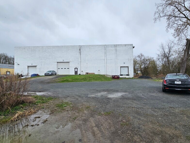 More Photos Of 43 Transport Ln, Pine Island Warehouse For Lease