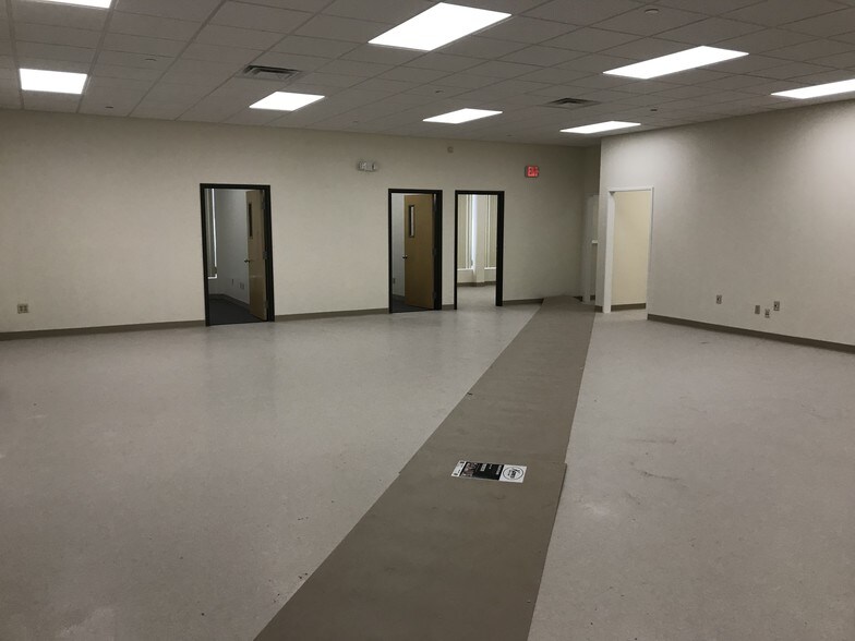 More Photos Of 15 Plymouth Dr, Easton Warehouse For Lease