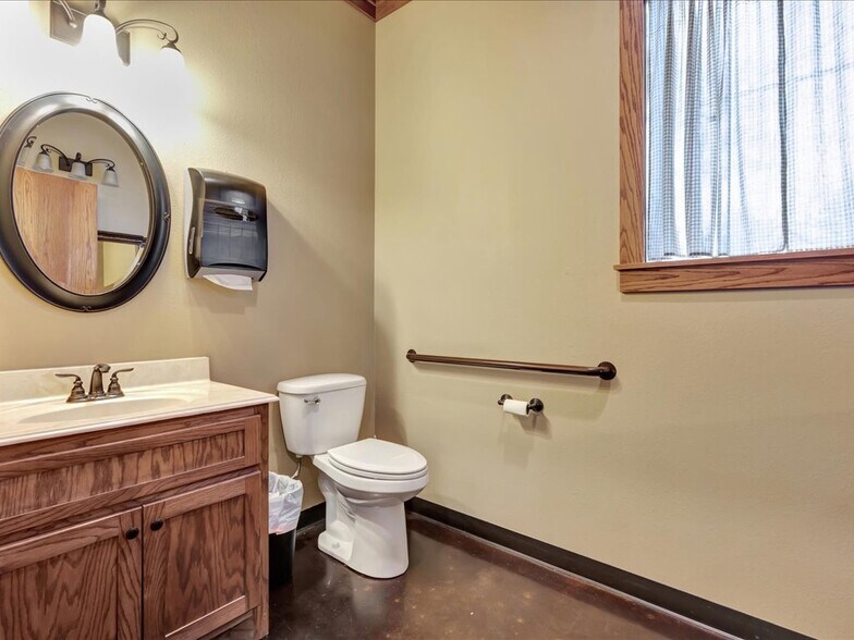 More Photos Of 7680 FM 2497, Lufkin Office For Sale