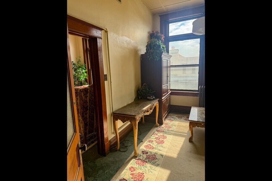 More Photos Of 108 S Santa Fe Ave, Salina General Retail For Lease