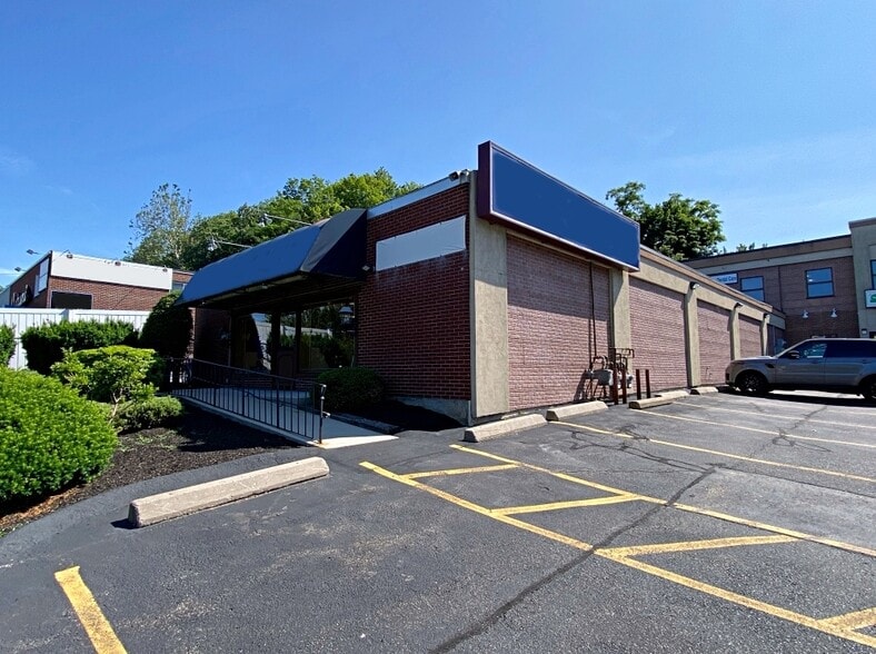 More Photos Of 23 Cambridge St, Burlington Storefront For Lease