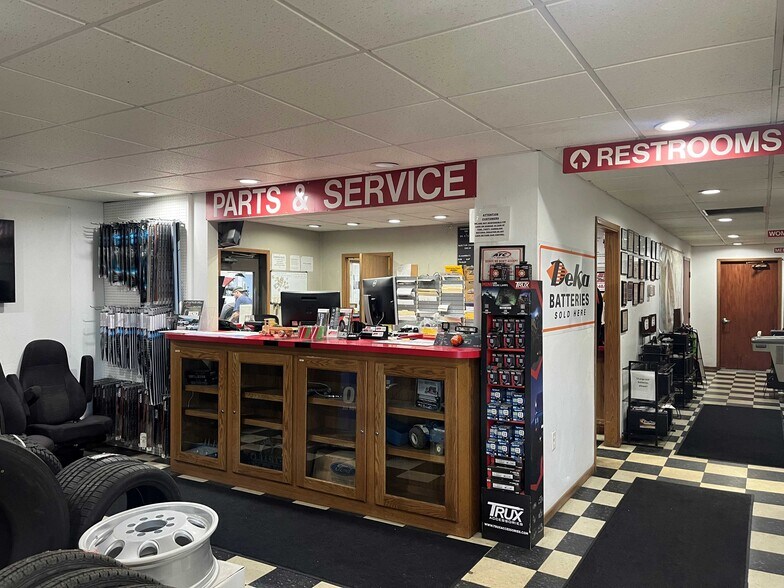 More Photos Of 941 66th Ave SW, Cedar Rapids Warehouse For Sale