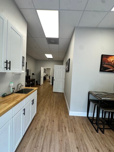 More Photos Of 25091 Bernwood Dr, Bonita Springs Showroom For Sale
