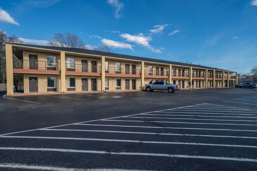 More Photos Of 820 Market St, Cheraw Hotel For Sale