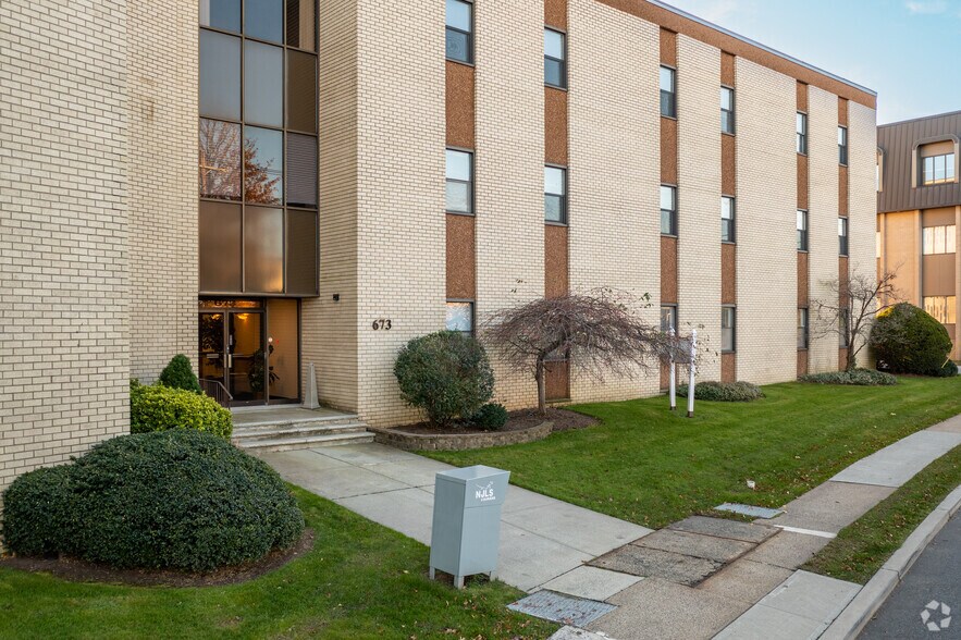 More Photos Of 673 Morris Ave, Springfield Office For Lease