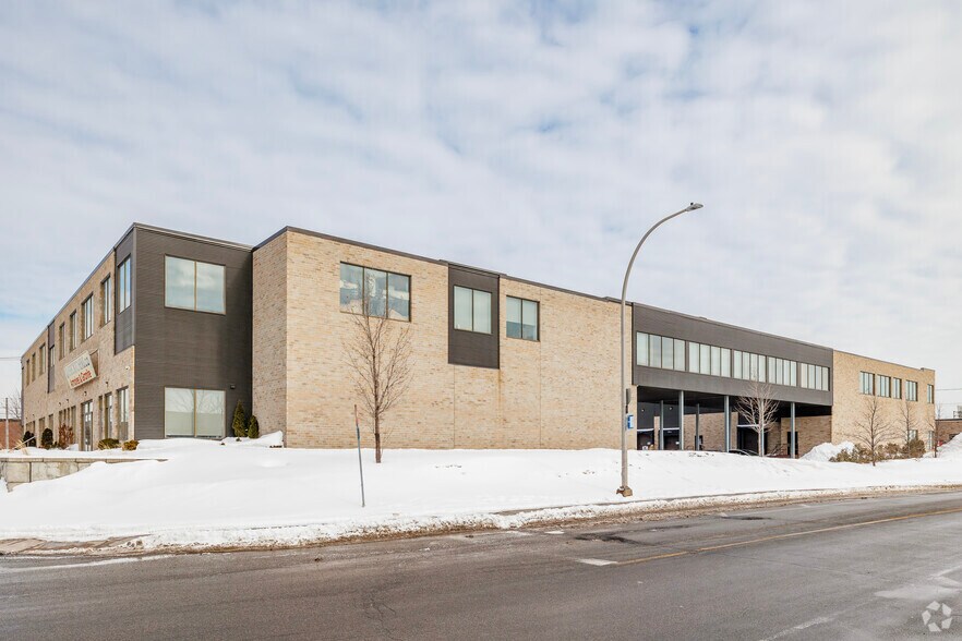 More Photos Of 310-350 Rue Ness, Montréal Light Distribution For Sale