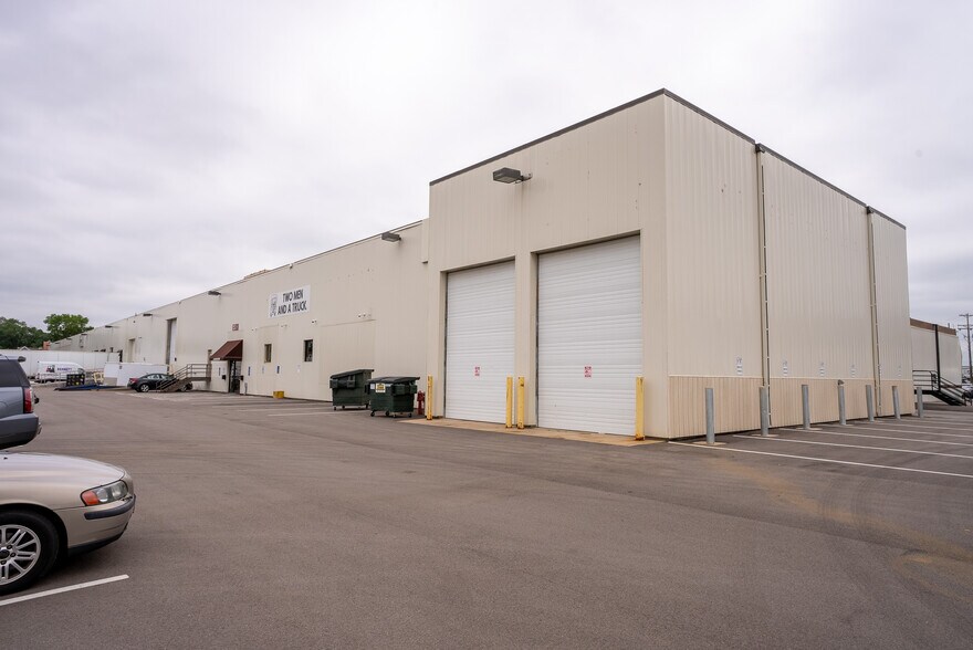 More Photos Of 125-175 Jackson Ave N, Hopkins Light Distribution For Lease