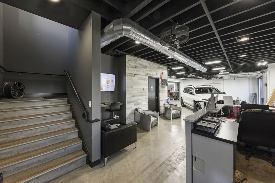 More Photos Of 2108-2260 Ferry Rd, Naperville Showroom For Sale