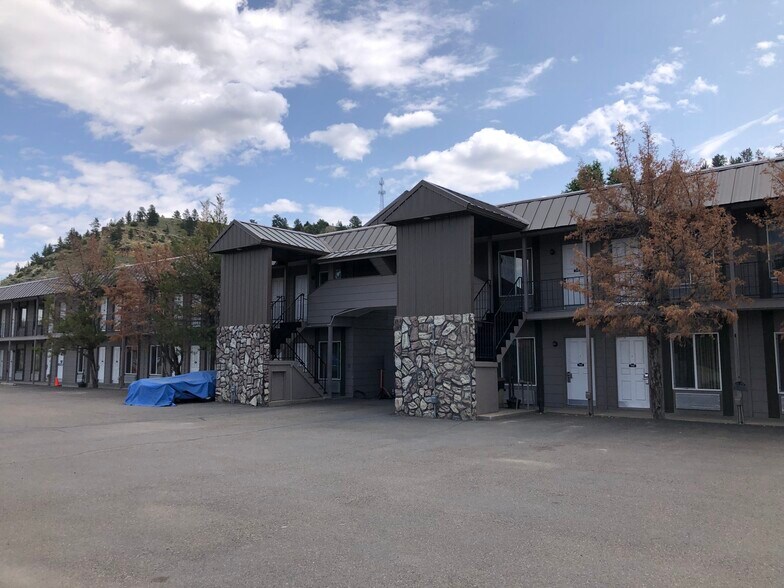 More Photos Of 1018 Front St, Forsyth Hotel For Sale