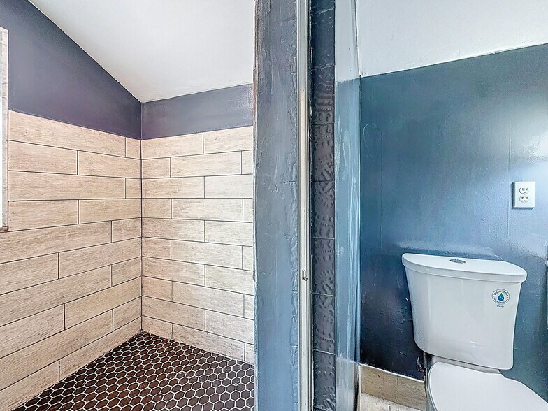 More Photos Of 301 N US Highway 41, Ruskin Office Residential For Lease