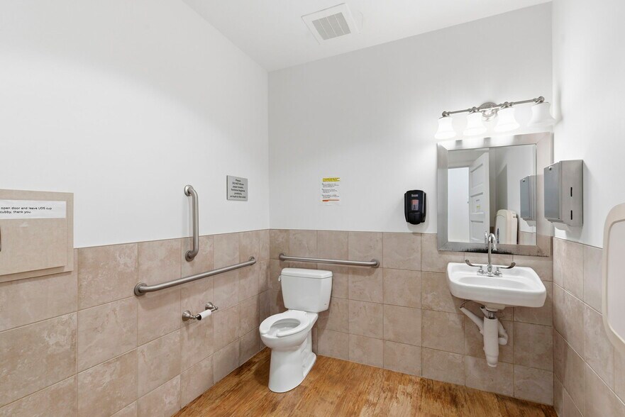 More Photos Of 5552 N Farmer Branch Rd, Ozark Office For Sale