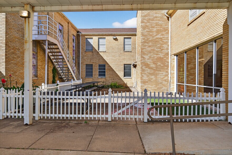 More Photos Of 147 Hurst Blvd, Hurst Religious Facility For Sale