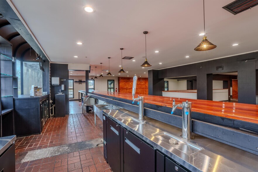 More Photos Of 4840 Hatch Blvd, Muscle Shoals Restaurant For Sale